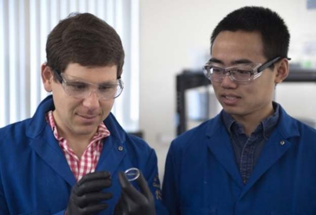 Engineers Alon Gorodetsky and Chengyi Xu of UCI created a new “invisible” material with unique properties, inspired by the squid skin (Source: UCI)